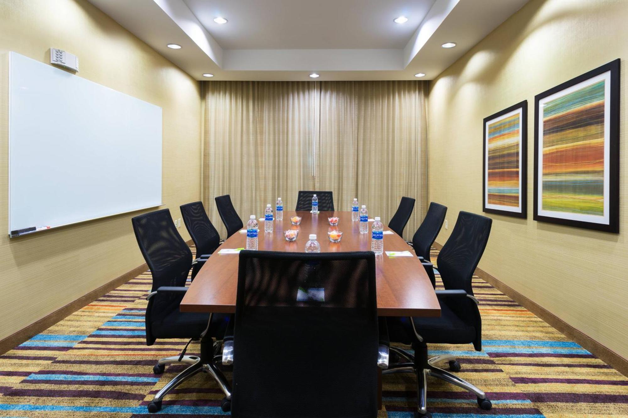 Hotel Fairfield & By Marriott Stockton 3*